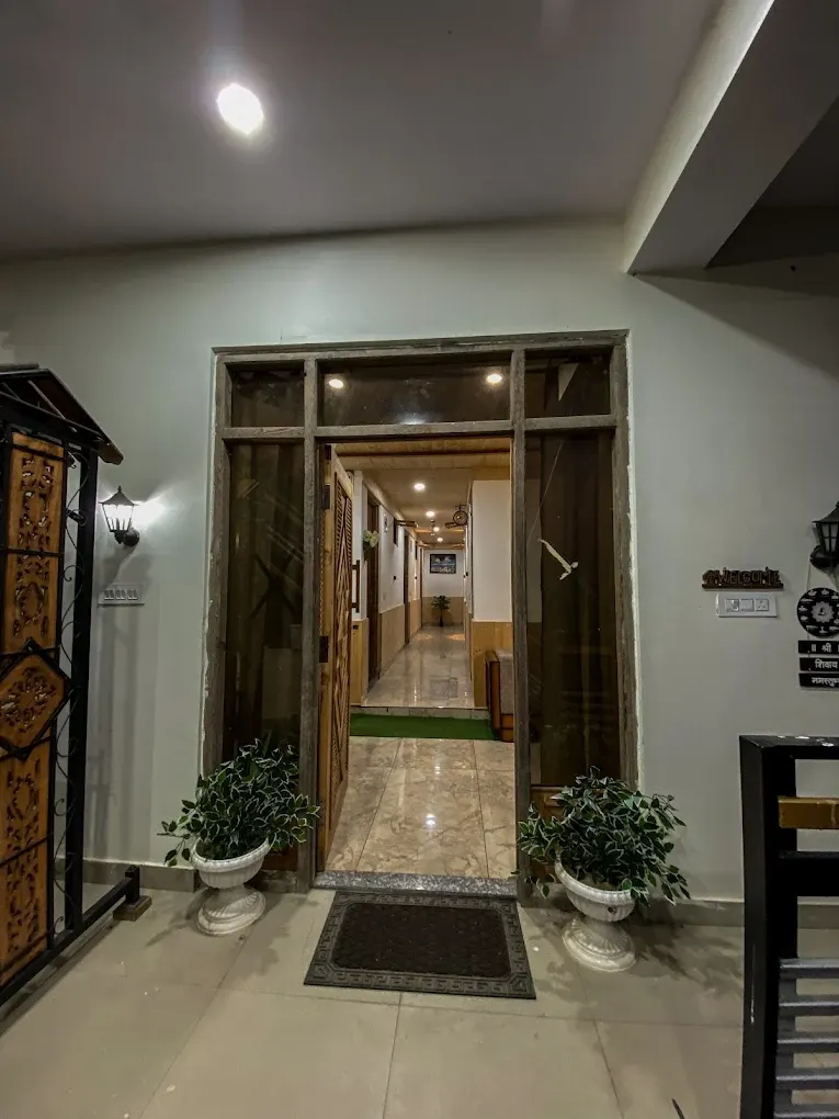 Entrance and approach to Alpine Crest Homestay, Theog